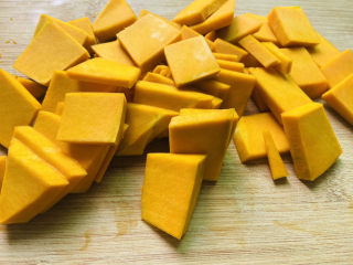 3、南瓜小圆子,南瓜去皮洗净切薄片