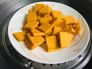 4、南瓜小圆子,上锅大火蒸十分钟