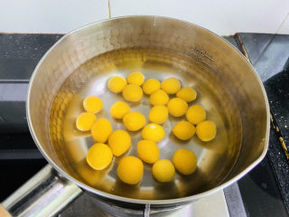 11、南瓜小圆子,放入南瓜小圆子