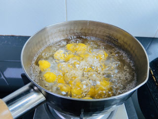 12、南瓜小圆子,煮沸，南瓜小圆子浮出水面