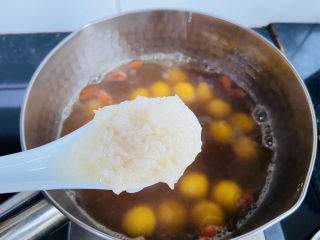 16、南瓜小圆子,加入一勺酒酿搅拌均匀即可