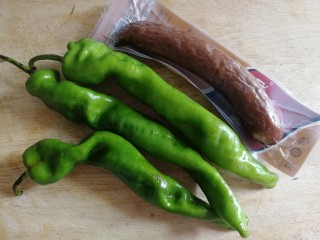 1、青椒炒香肠,螺丝椒,红肠。