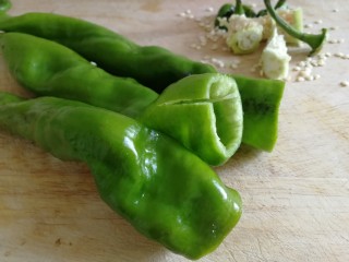 2、青椒炒香肠,螺丝椒洗净,去蒂去籽。