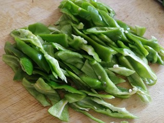 3、青椒炒香肠,斜切条。