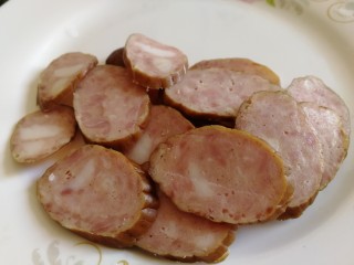 4、青椒炒香肠,红肠切片。