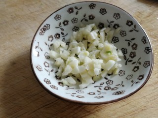 5、青椒炒香肠,蒜切碎。