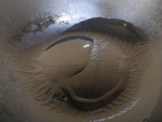 6、青椒炒香肠,热锅倒入适量油(比平时炒菜的油少一点)