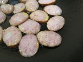 7、青椒炒香肠,放入红肠小火煎香。