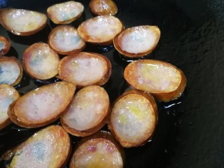 8、青椒炒香肠,翻面煎至两面微焦。