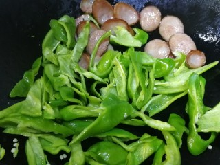 10、青椒炒香肠,文火翻炒均匀。