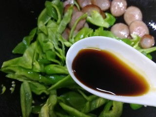 11、青椒炒香肠,放半汤匙生抽。