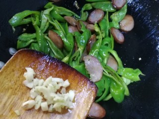 14、青椒炒香肠,出锅前放蒜末,炒匀即可。