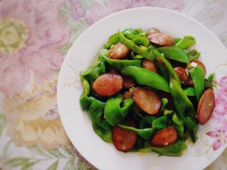15、青椒炒香肠,盛盘。口感香辣脆爽,米饭杀手。
