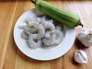 1、丝瓜炒虾仁,准备所需食材。