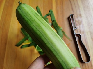 2、丝瓜炒虾仁,丝瓜去皮。