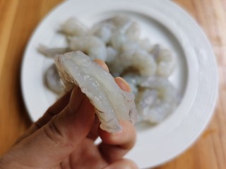 3、丝瓜炒虾仁,虾仁从背部剪开去除虾线，冲洗干净。
