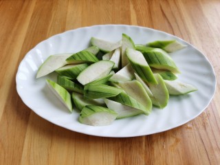 4、丝瓜炒虾仁,去皮后的丝瓜切成滚刀块。