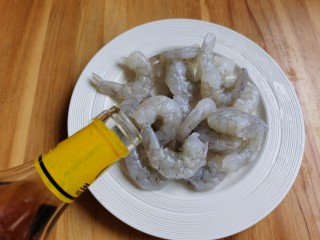 5、丝瓜炒虾仁,虾仁中加入少许的料酒和盐拌匀腌制两三分钟。