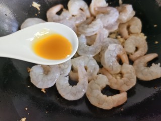 11、丝瓜炒虾仁, 放入虾仁，加入半勺鸡汁翻炒变色。