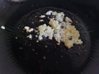 10、丝瓜炒虾仁,炒锅烧热放油，加入姜、蒜末，炒出香味。