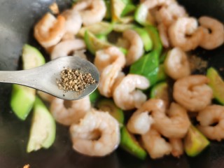 13、丝瓜炒虾仁,加入少许胡椒粉。