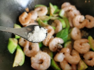 14、丝瓜炒虾仁,少加一点白糖提鲜。