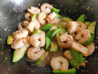 15、丝瓜炒虾仁,大火翻炒均匀后出锅装盘。