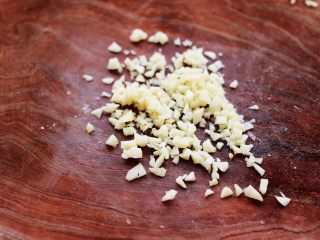 4、蒜香肉片炒苋菜,把大蒜去皮后,洗净用刀切碎。