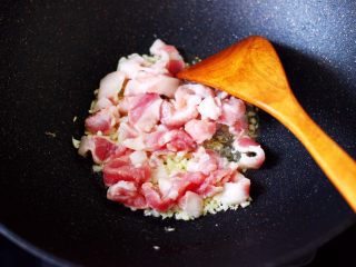 6、蒜香肉片炒苋菜,这个时候加入切片的五花肉。