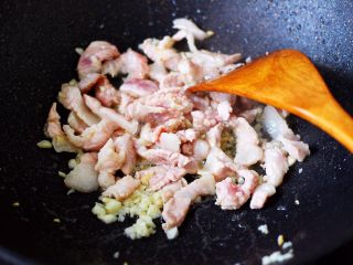 7、蒜香肉片炒苋菜,大火翻炒至五花肉片变色的时候。