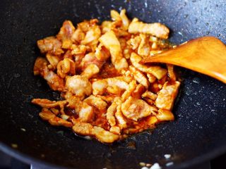 9、蒜香肉片炒苋菜,看见五花肉断生变色的时候。