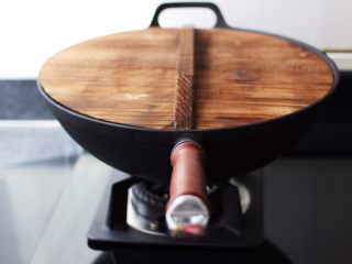 13、蒜香肉片炒苋菜,盖上锅盖大火烧开。