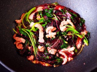 15、蒜香肉片炒苋菜,这个时候,即可关火。