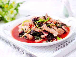 16、蒜香肉片炒苋菜,把炒好的蒜香肉片炒苋菜,盛到盘子里就可以享用了。