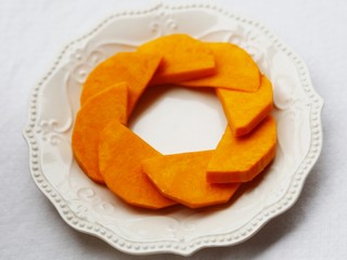 2、美食丨红枣百合蒸南瓜 滋阴润燥美颜,南瓜去皮去瓤切厚片，摆到盘中备用，形状随意设计。