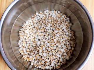 1、薏米猪蹄汤,准备好薏米仁，提前浸泡2小时。