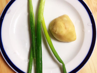 4、薏米猪蹄汤,准备好小葱、姜。