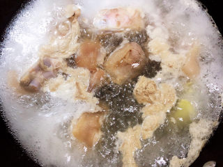 6、薏米猪蹄汤,将猪蹄煮出血水后，关火，洗净猪蹄。