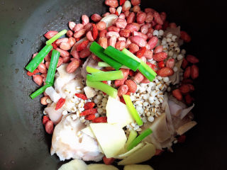 8、薏米猪蹄汤,加入所有食材。