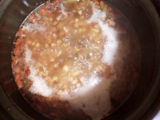 12、薏米猪蹄汤,猪蹄压熟后，开盖儿再炖煮15分钟。