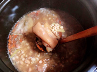 13、薏米猪蹄汤,待汤汁浓稠即可出锅了。