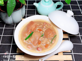 15、薏米猪蹄汤,满满的胶原蛋白，薏米猪蹄汤上桌了！