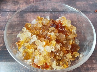 1、桃胶炖牛奶,桃胶提前一天泡发好备用 