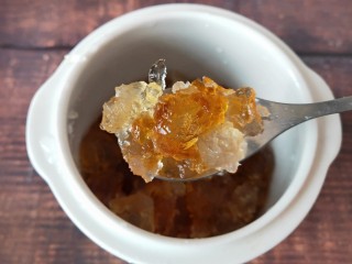 2、桃胶炖牛奶,取150克桃胶放到炖皿中，放入50克水，炖一个小时，取出