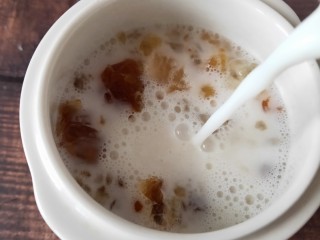 3、桃胶炖牛奶,倒入200克的牛奶