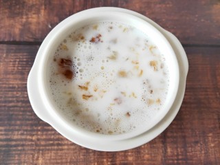 4、桃胶炖牛奶,最后再放枸杞，红枣，冰糖即可，再焖几分钟