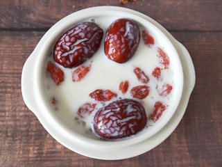 5、桃胶炖牛奶,哇哇