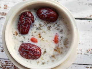 6、桃胶炖牛奶,即可开喝了