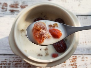 7、桃胶炖牛奶,甜滋滋滴