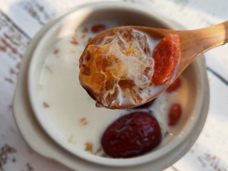 9、桃胶炖牛奶,爱美的仙女们做起来吧